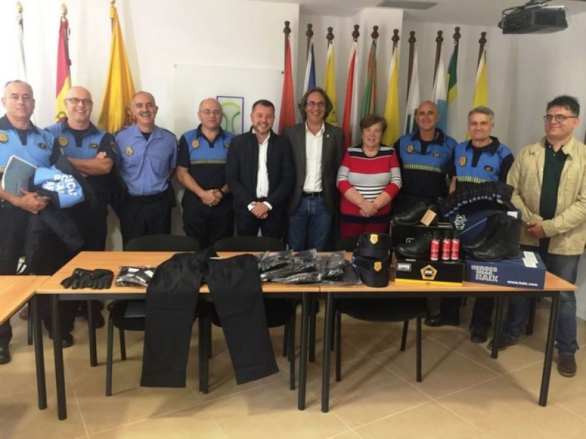 La Polic&iacute;a Local de G&aacute;ldar renueva su vestuario y material