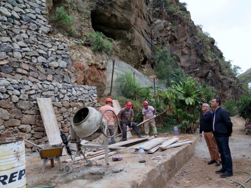 Gu&iacute;a: Abierta al tr&aacute;fico la carretera de subida al barrio de Las Boticarias