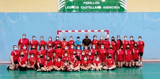 Francisco Castellano visita los entrenamientos del Club Balonmano Romada, en el Pabellón Leoncio Castellano Arencibia