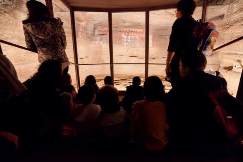 La Cueva Pintada invita a las familias a imaginar posibles significados en los motivos geom&eacute;tricos del universo prehisp&aacute;nico