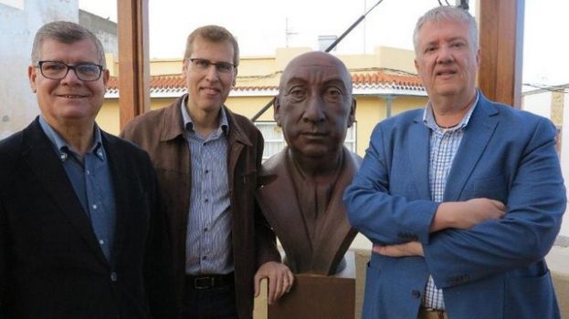 El prestigioso escultor Wenceslao Jim&eacute;nez dona un busto en bronce del poeta Neruda