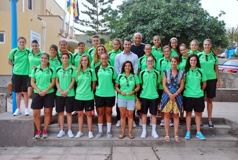 Mogán reconoce el mérito de las futbolistas del Club Deportivo Femarguín