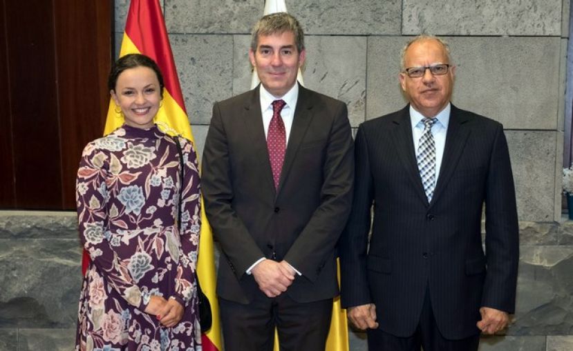 Clavijo recibe a Alba Aula Méndez, una de las notarias más jóvenes de España