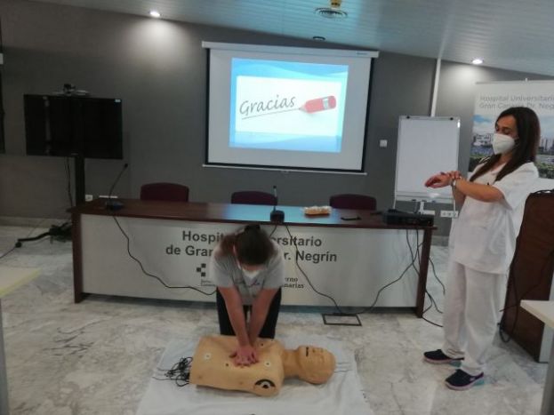 El Aula de Pacientes del Hospital Dr. Negrín imparte un taller de RCP básica en época de pandemia