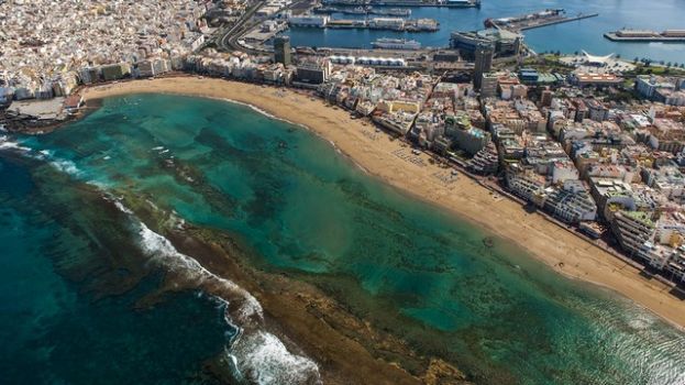 El Cabildo celebra la tercera visita guiada a la playa de Las Canteras