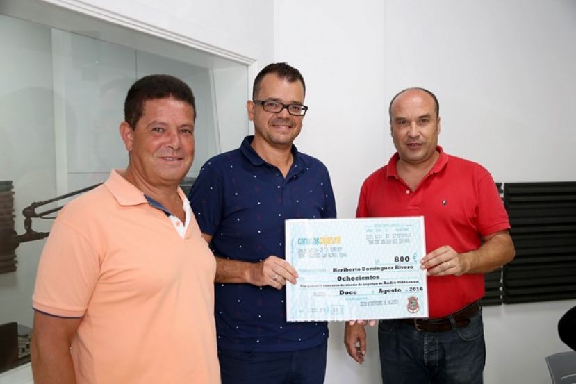 Entregado el premio al diseñador de  la nueva imagen de Radio Valleseco