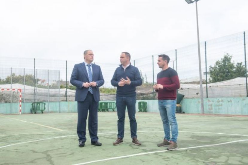 Francisco Castellano visita Moya y se compromete a realizar obras