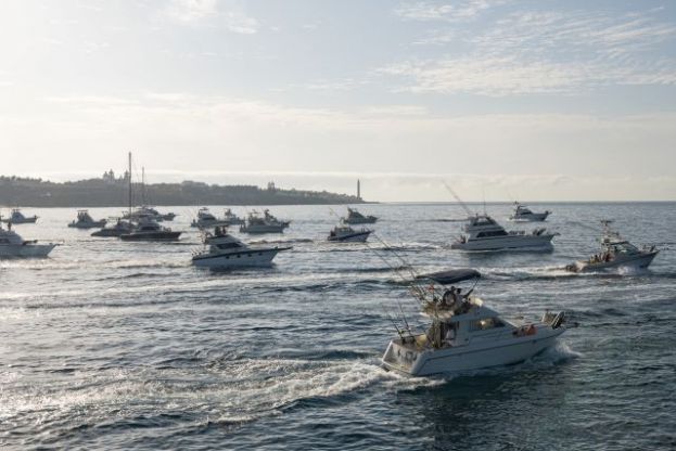 El Blue Marlin saluda a las embarcaciones del I Open Internacional Pesca de Altura