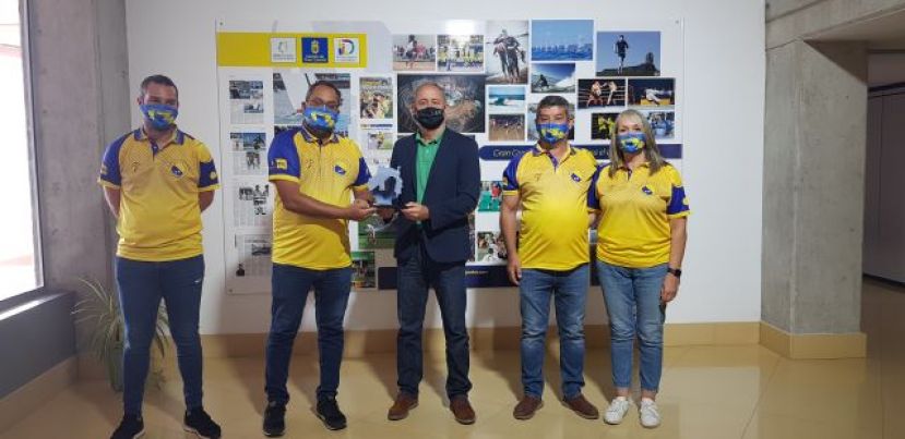 Francisco Castellano recibe a la Federación Gran Canaria de Petanca tras proclamarse campeones de Canarias