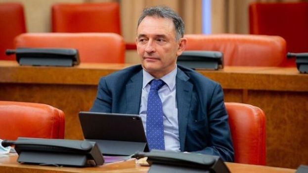 El secretario de Estado Enrique Santiago culpa a la RFEF del l&iacute;o de la vacuna