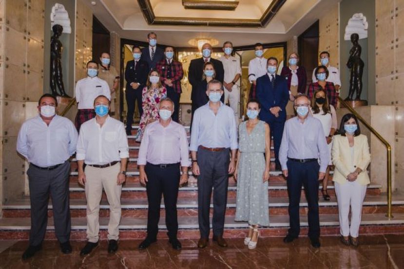 Los Reyes de Espa&ntilde;a celebran un encuentro de apoyo con el sector tur&iacute;stico