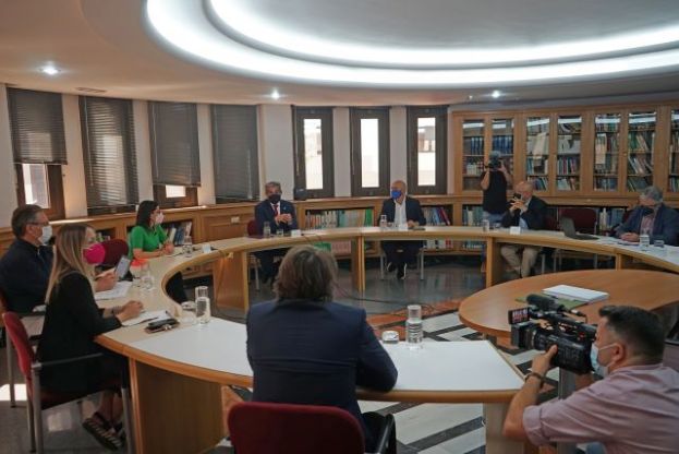 El Gobierno pacta con las patronales la reprogramaci&oacute;n de 80 millones de euros