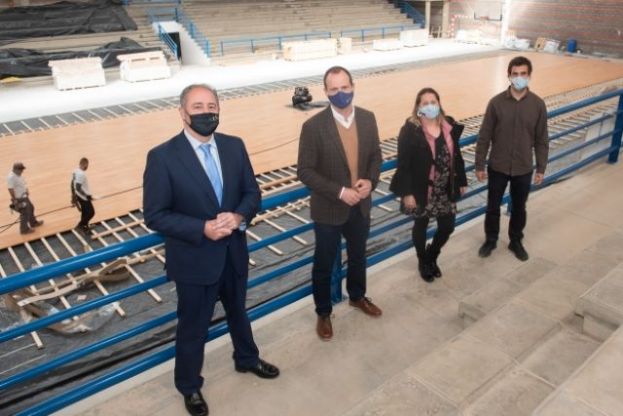 Francisco Castellano visita las obras de remodelaci&oacute;n del Polideportivo Municipal de Ag&uuml;imes