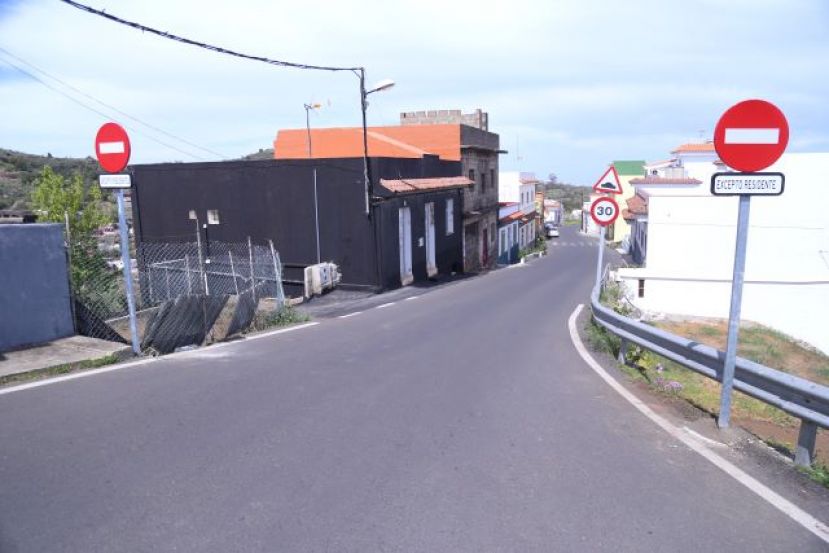 Comienza la nueva ordenaci&oacute;n de tr&aacute;fico en la bajada de El Lomo en Valleseco