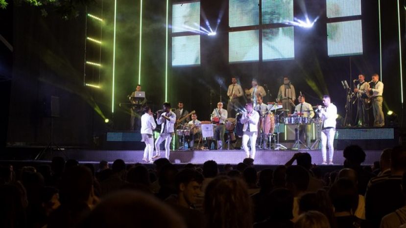 La Orquesta Tamarindos puso el broche de oro a las fiestas de Santiago de Compostela