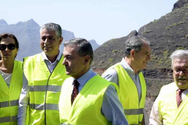 Bravo de Laguna y Paulino Rivero, visitan las obras de la carretera de La Aldea