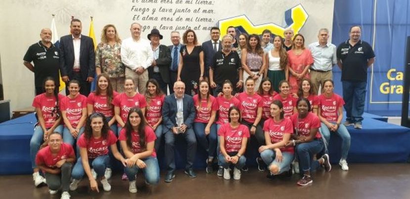 Las campeonas del Rocasa presentan la Supercopa de España al Cabildo