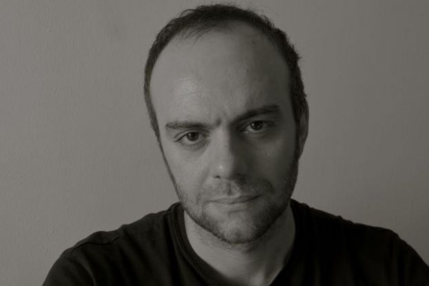 VÍCTOR MORENO AVANZA CÓMO CAMINAR MIRANDO POR EL BARRIO PARA REPRESENTARLO AUDIOVISUALMENTE