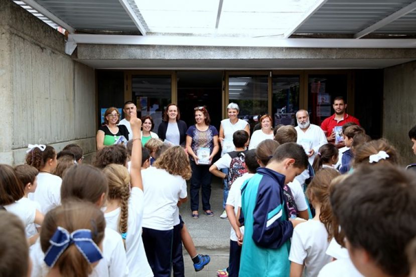 El ayuntamiento de Valleseco entrega agendas escolares a los alumnos
