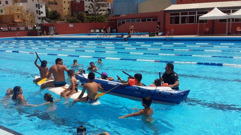 La piscina olímpica de Guía acogió hoy talleres de kayac y paddel surf