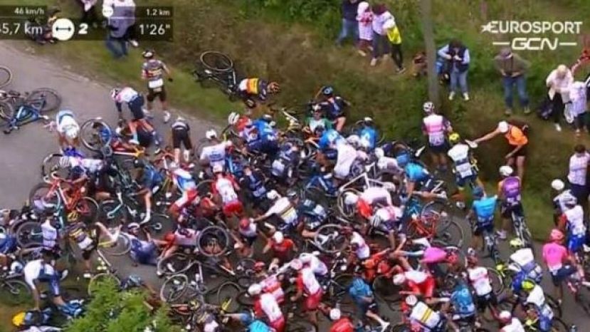 Una espectadora provoca una grave ca&iacute;da en el Tour con 4 abandonos