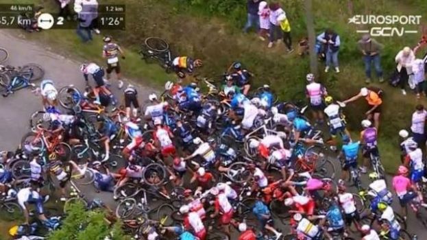 Una espectadora provoca una grave ca&iacute;da en el Tour con 4 abandonos