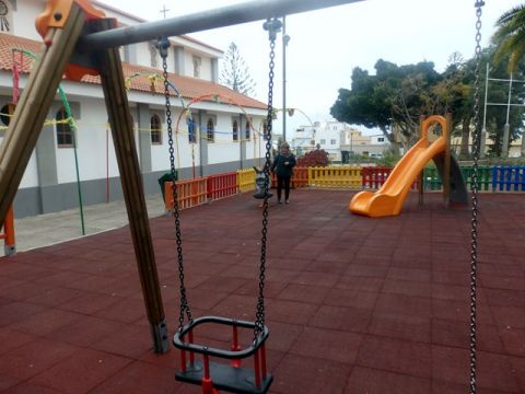 Gáldar: Renovación del equipamiento de los espacios infantiles.