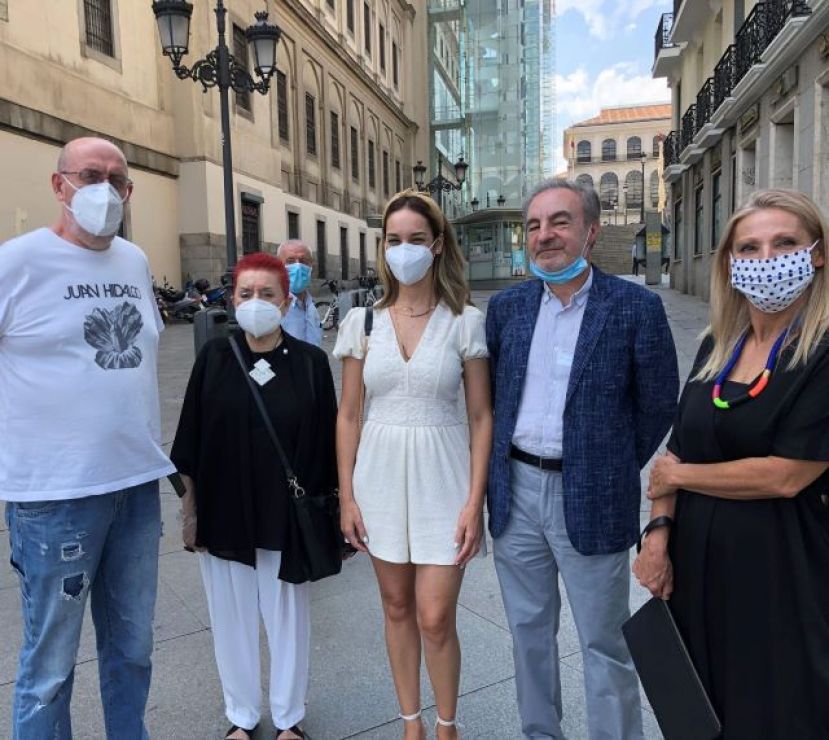 La consejera de Cultura del Cabildo respalda a la artista Concha Jerez