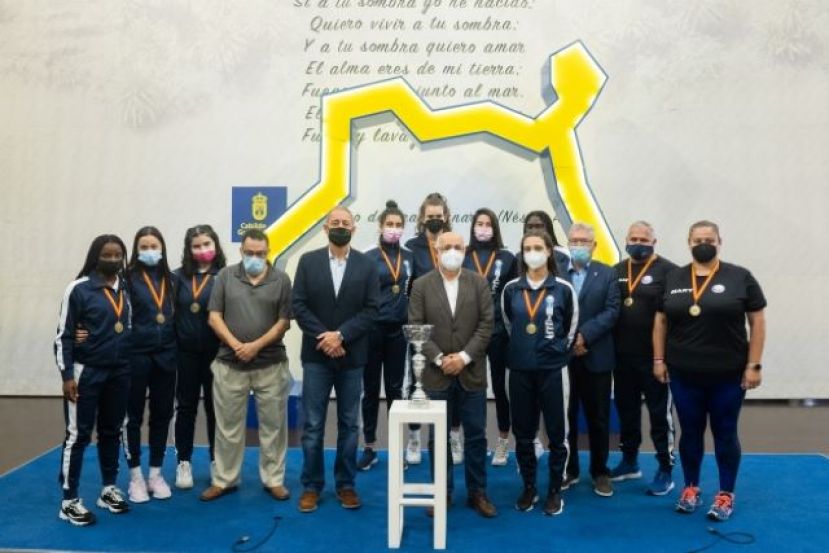 Antonio Morales y Francisco Castellano reciben a las jugadoras del equipo juvenil del Club de Voleibol 7 Palmas, campeón de España de su categoría tras vencer en Almería