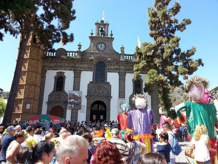 La Subida de la Bandera marca el inicio religioso y festivo de la Fiesta del Pino 2016