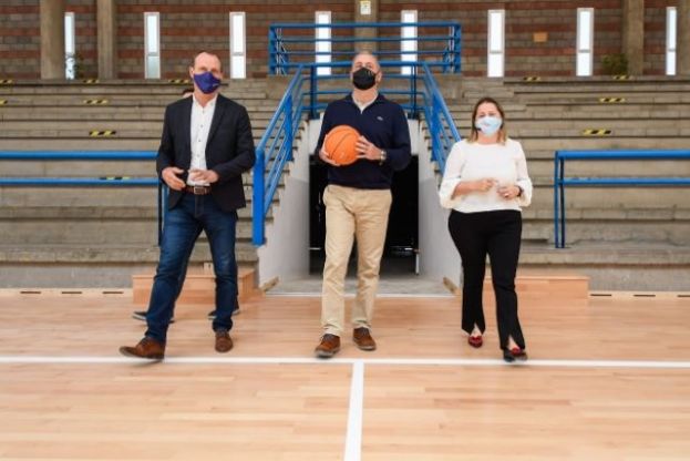 Francisco Castellano visita el Polideportivo Municipal de Agüimes tras la finalización de las obras de remodelación