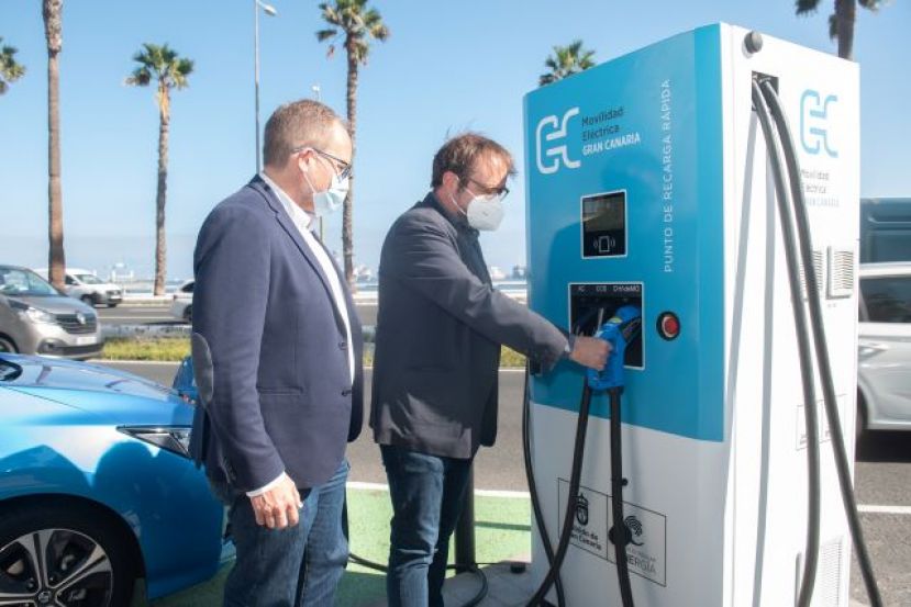 El Cabildo abre en la Avenida Mar&iacute;tima un punto de recarga r&aacute;pido para obtener energ&iacute;a para 100 kil&oacute;metros en lo que se toma un caf&eacute;