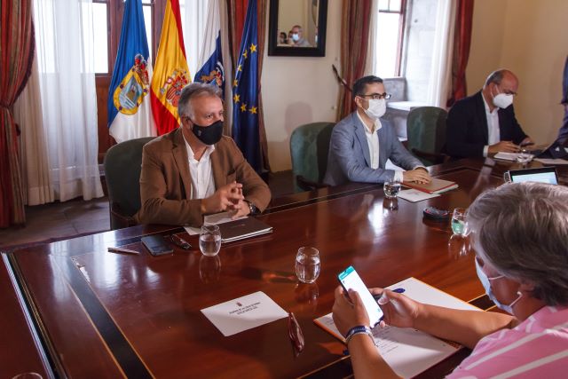 Torres anuncia la compra de las primeras viviendas para los afectados por el volcán durante la próxima semana