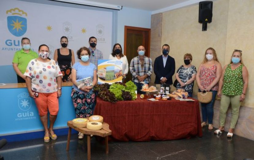 El Alcalde de Guía presenta el catalogo del sector alimentario del municipio