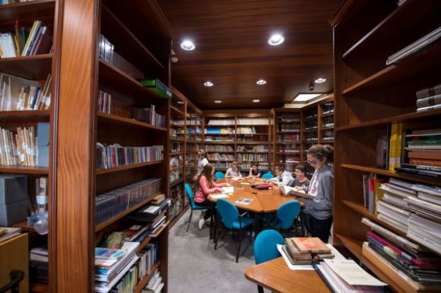 Una Biblioteca que aspira a convertirse en Centro de Documentaci&oacute;n Modernista
