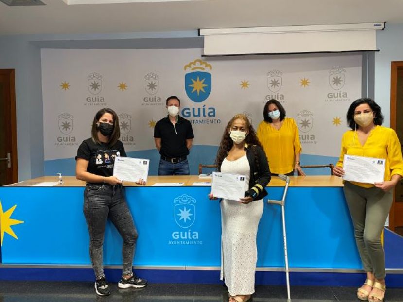 Gu&iacute;a: Entrega de diplomas a las participantes en un curso sobre estrategias de violencia