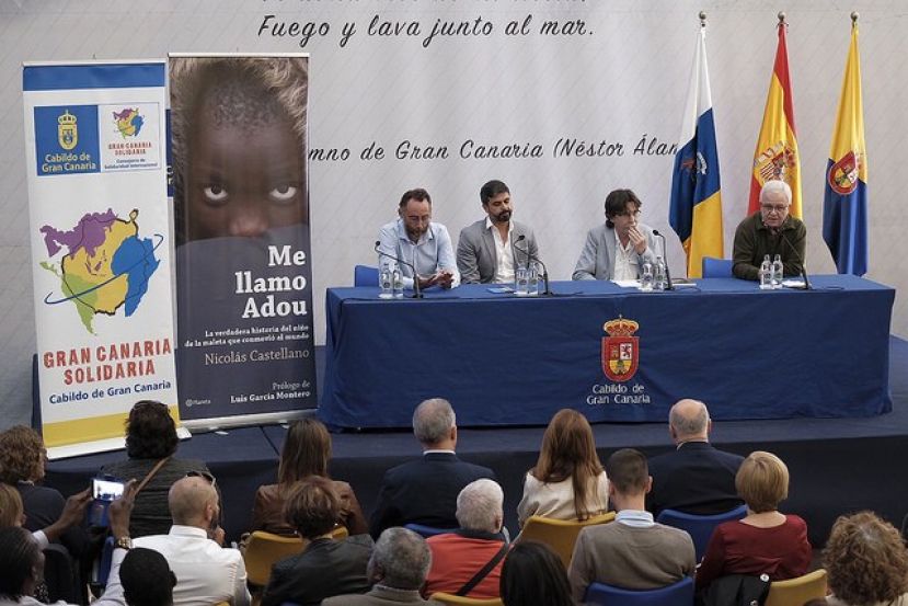 Adou conmueve en la presentaci&oacute;n del libro de Nicol&aacute;s Castellano