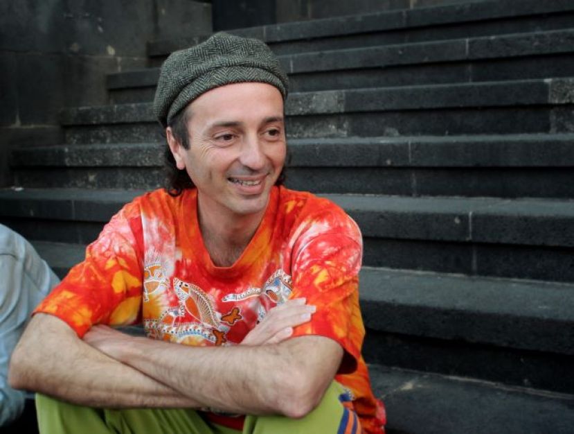 Un emocional y festivo Ar&iacute;stides Moreno se acerca a los 'Patios Encantados' 'Online'