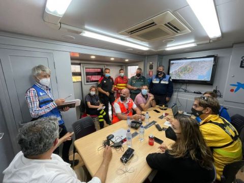 El per&iacute;metro y la superficie del incendio de Arico se mantienen estables