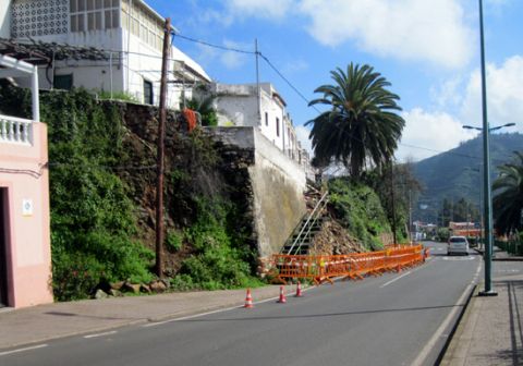 Teror: La reconstrucción del muro caído en el Hoyo permitirá mejorar el acceso