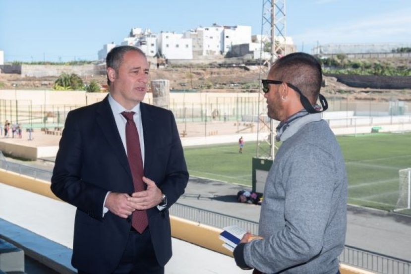El consejero de Deportes del Cabildo visita las instalaciones deportivas de Arucas
