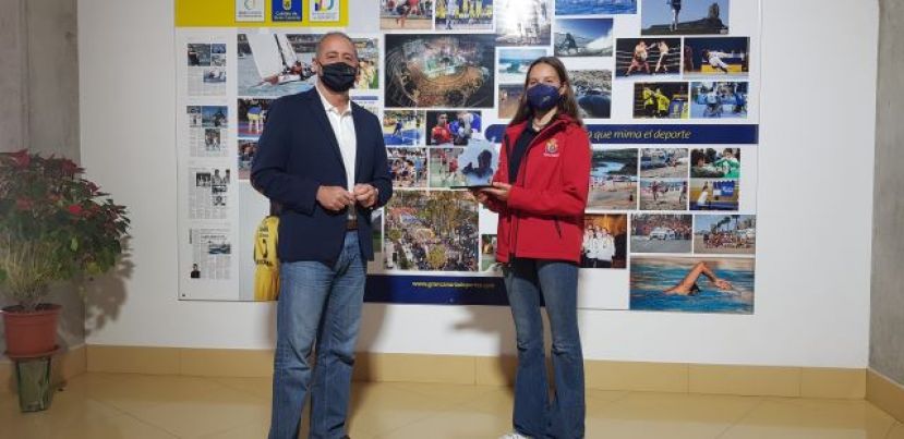 Francisco Castellano recibe a Enrichetta Bettini, subcampeona de España de Vela Ligera en la modalidad Techno 293 Sub 15