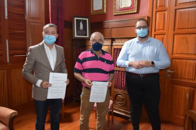 El alcalde de Gáldar firma la cesión del telar de ‘Mariquita las Nieves’