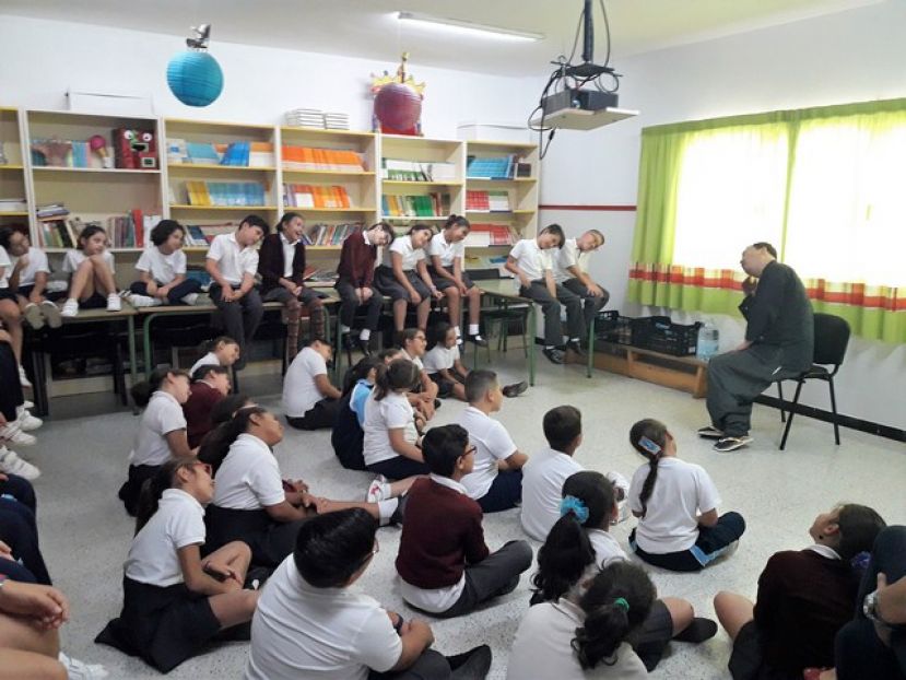 Guía: El narrador japonés Joshi Hioki cautivó el CEIP Luis Cortí