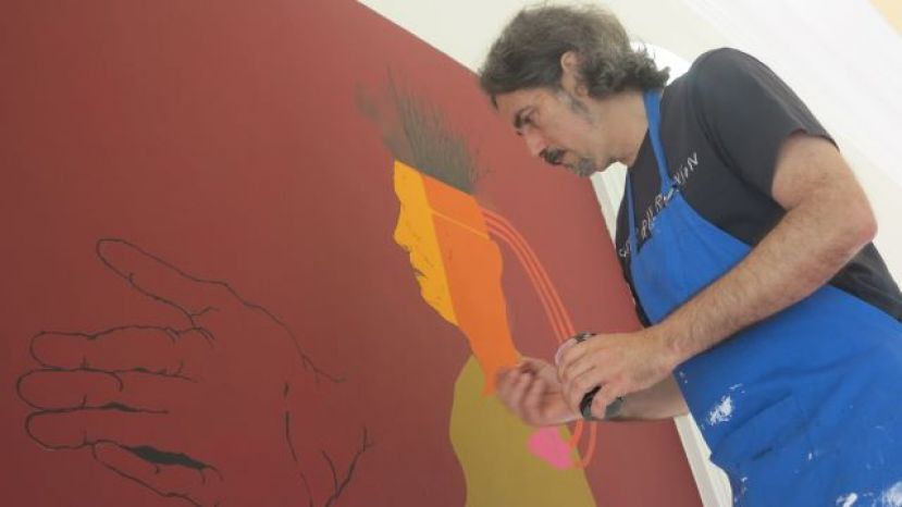 Augusto Vives pinta un gran mural en la Biblioteca Insular con textos de escritores