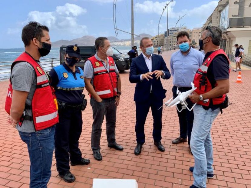 Los drones de la Polic&iacute;a y Agentes de paisano patrullan las playas y parques de La Capital
