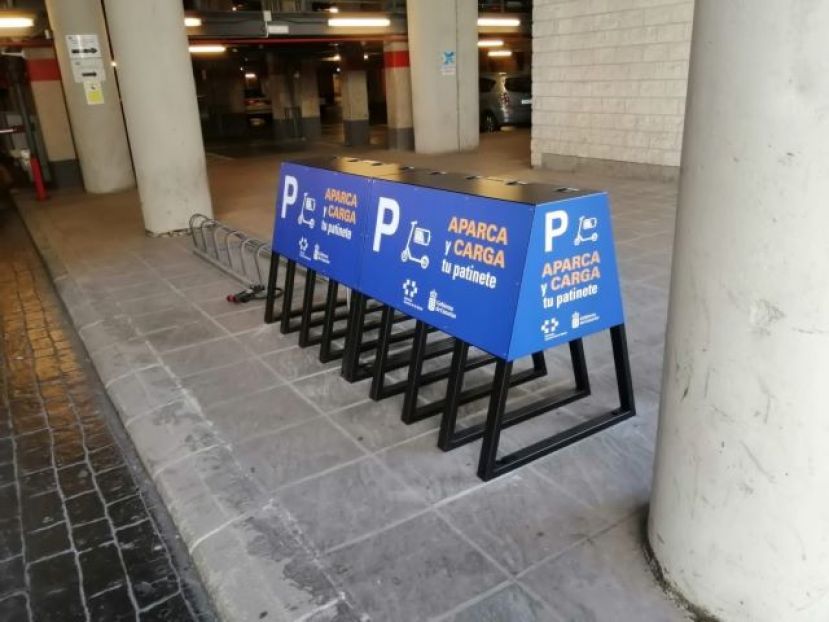El Hospital Dr. Negrín se suma a la Agenda 2030 con la instalación de puntos de recarga eléctrica de patinetas