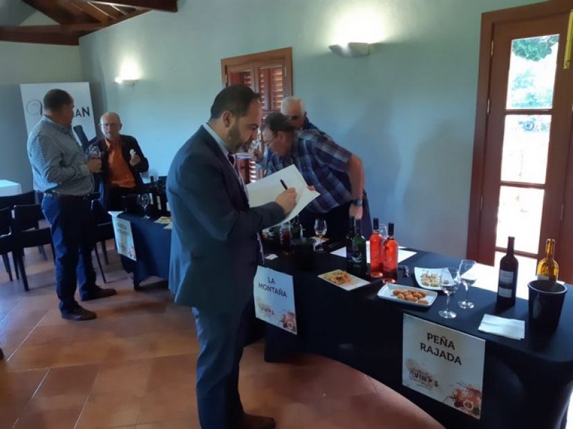 El Cabildo re&uacute;ne a bodegueros y jefes de compra de Spar para aumentar la oferta de vinos de Gran Canaria en sus supermercados