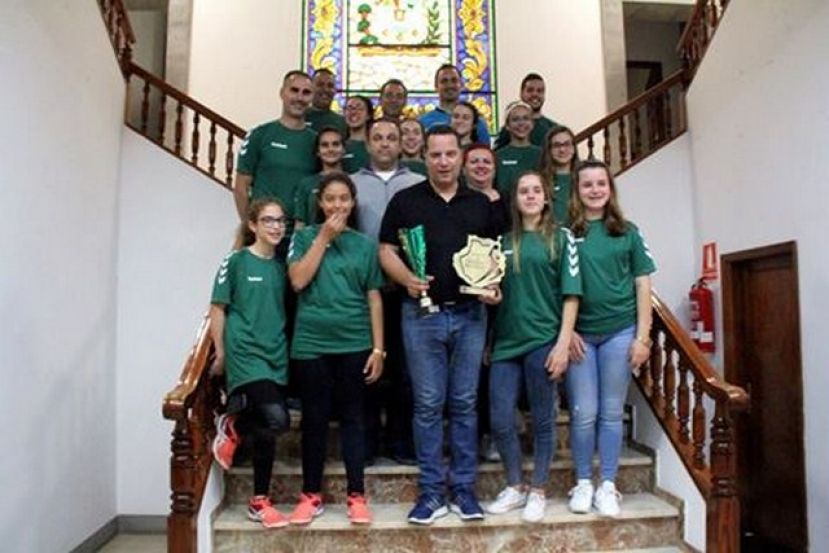 Moya: El Alcalde, Poli Su&aacute;rez, recibi&oacute; a las chicas del Club Balonmano Moya Tilove