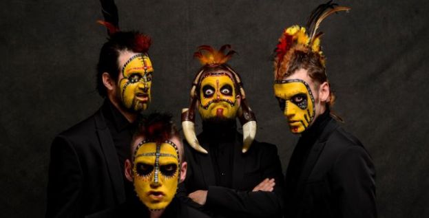 Una Tribu que rinde culto a Queen y a The Beatles